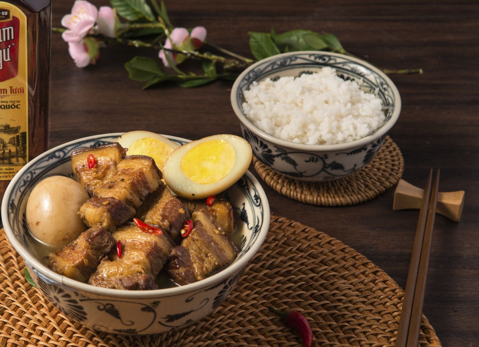 Hàm lượng calo có trong thịt kho tàu rất lớn bởi vì món này có mỡ nhiều Hàm lượng calo có trong thịt kho tàu rất lớn bởi vì món này có mỡ nhiều